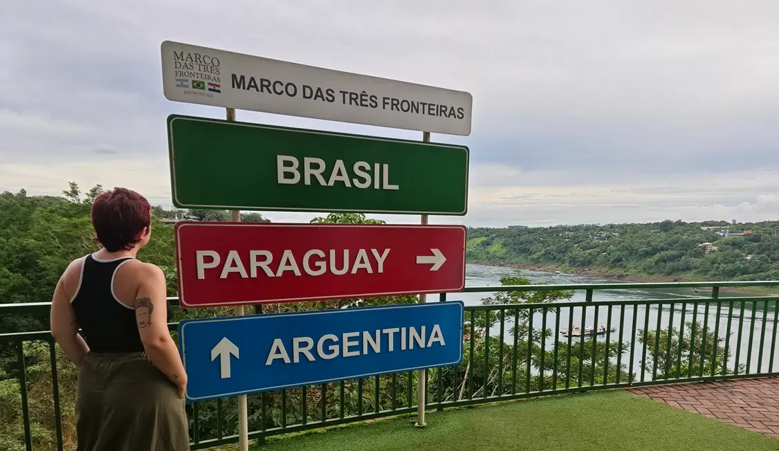 Marco de las Tres Fronteras al atardecer en Foz de Iguazú