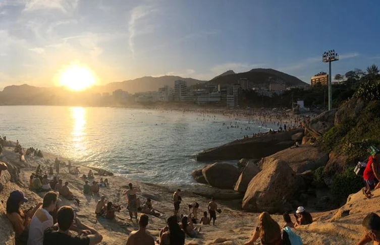 Atardecer en Arpoador con vistas al mar