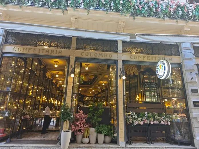 Puerta principal a la Confeitaria Colombo en Río de Janeiro