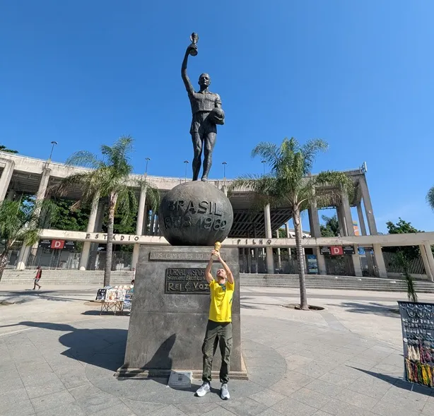 Estatua de Bellini alzando Copa del Mundo en el Estadio Maracaná
