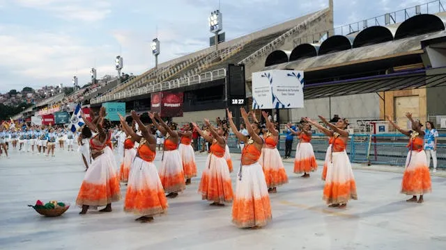 Grupo de bailarines del Sambódromo de Río de Janeiro