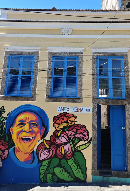Edificio con pintura decorativa en el barrio bohemio de Santa Teresa