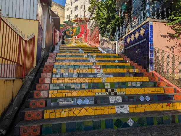 Escalera de Selarón en el barrio de Santa Teresa