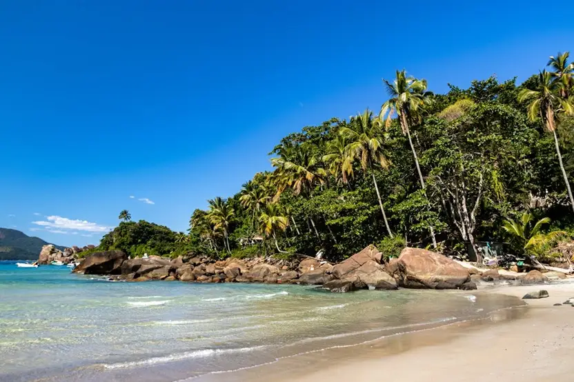 Isla en Angra dos Reis con vegetación tropical y aguas cristalinas