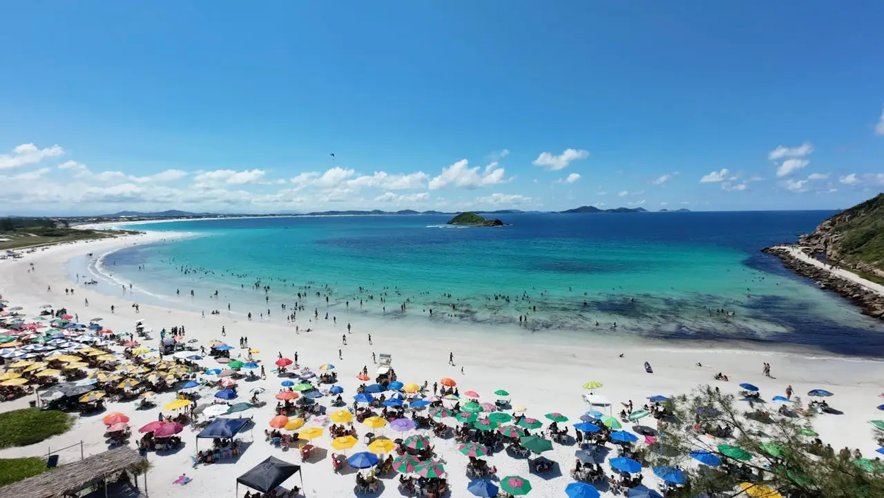 Playa de Arraial do Cabo con aguas turquesas, excursión desde Río de Janeiro
