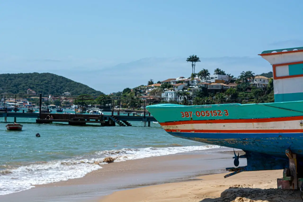 Excursión desde Río de Janeiro a Búzios con playa y barcos de pesca