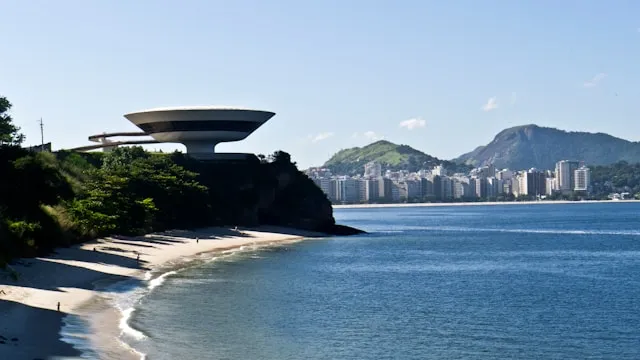 Museo de Arte Contemporáneo de Niterói y vistas del skyline de Río de Janeiro