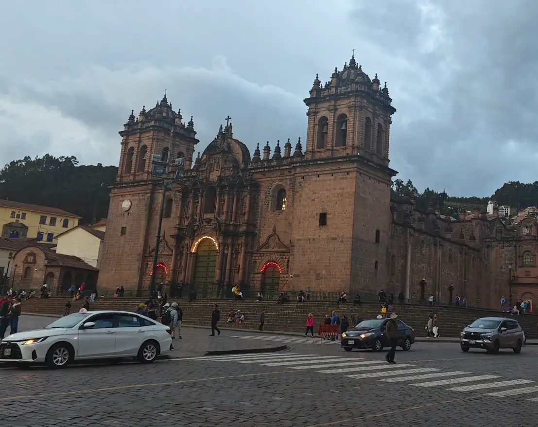 Catedral de Cusco al anochecer