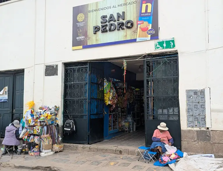Entrada al Mercado San Pedro en Cusco
