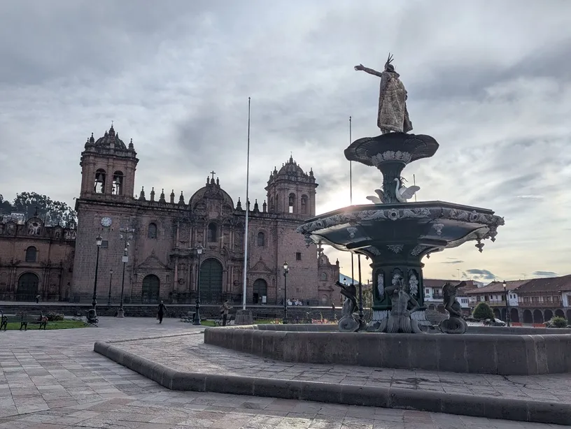 Plaza de Armas al atardecer de Cusco
