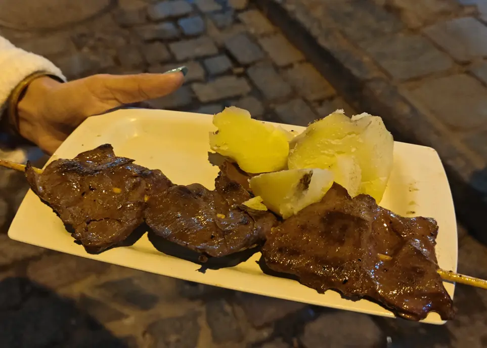 Anticucho, brochetas de carne de res