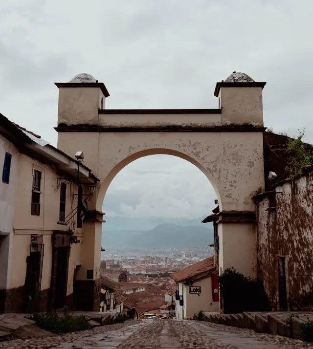 Puerta del Barrio de Santa Ana con vistas a Cusco