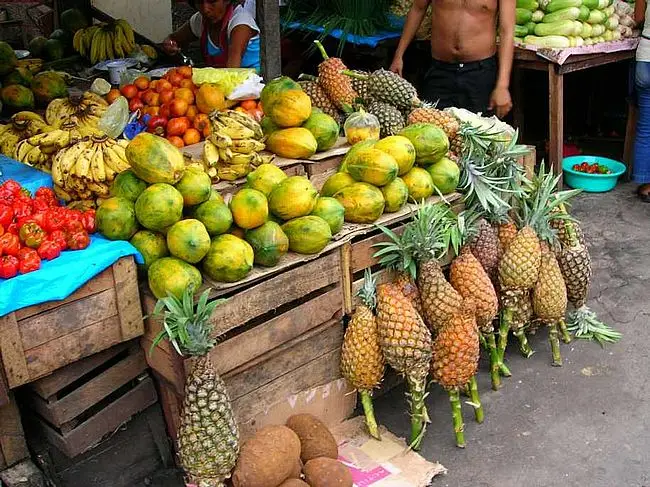 Puesto de frutas en Mercado de Belén en Iquitos
