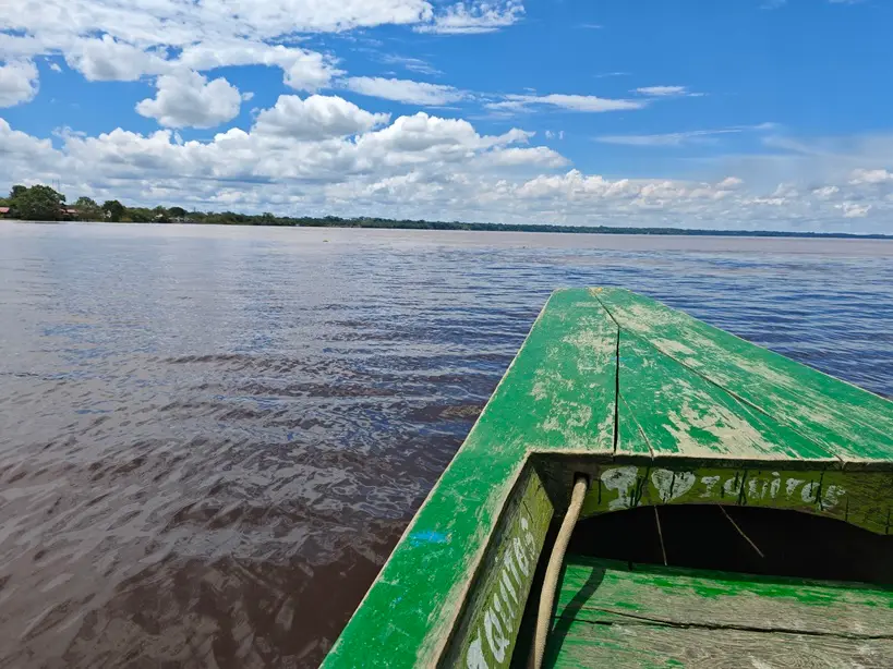 Navegando en barca por el Amazonas