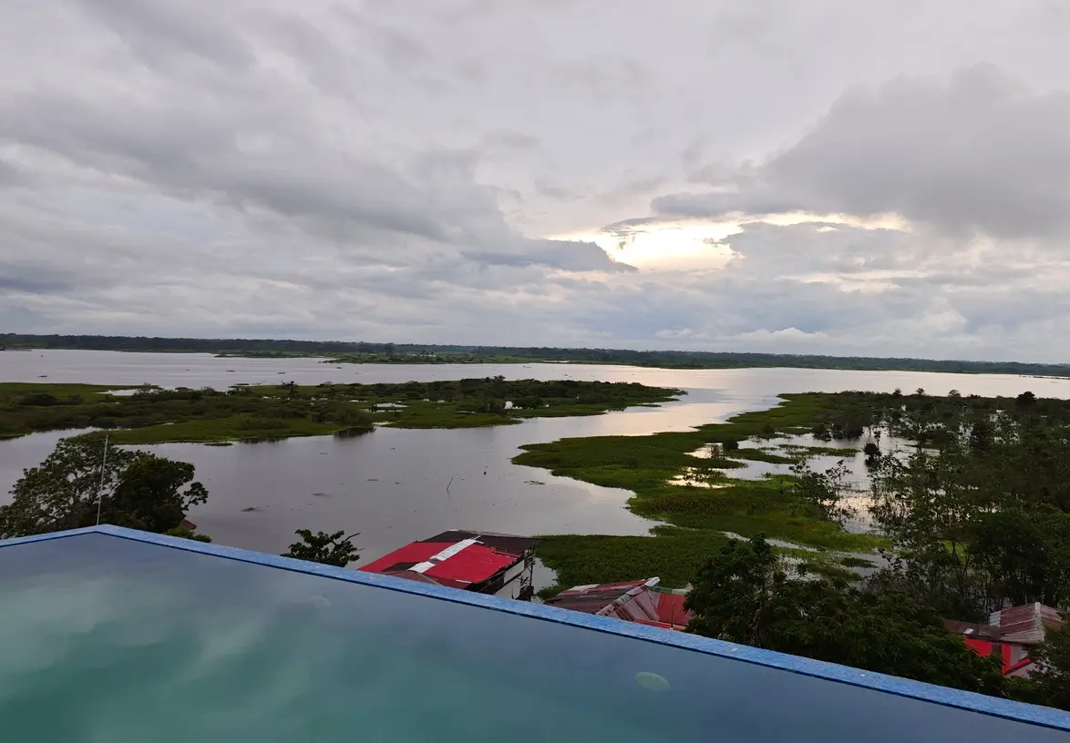 Atardecer con vistas al Amazonas desde el Hotel de Turistas en Iquitos