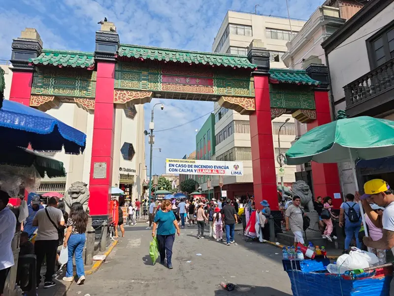 Puerta china de entrada al Barrio chino de Lima