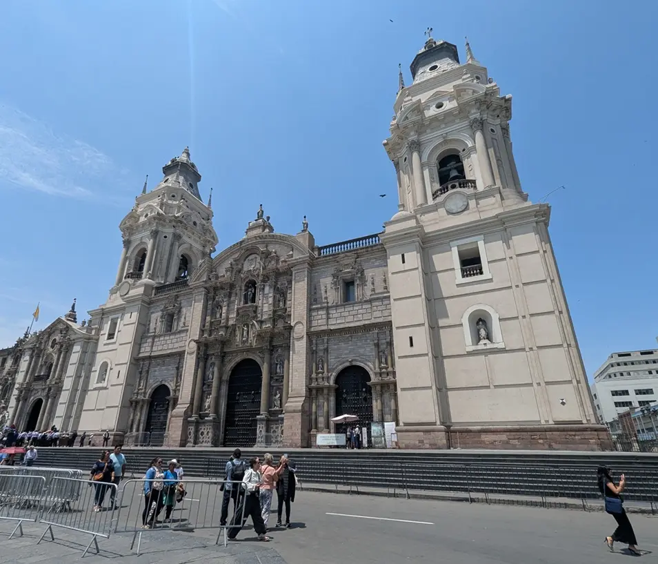 Puerta principal de la Catedral de Lima