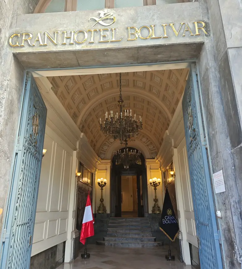 Puerta principal del Gran Hotel Bolívar de Lima