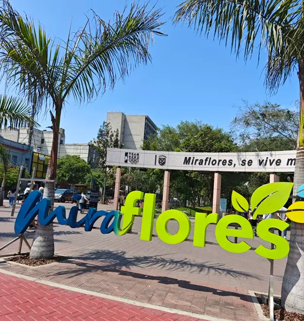 Cartel de bienvenida a Miraflores