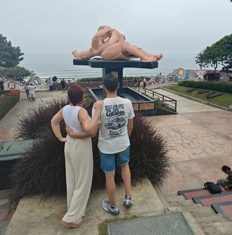 Estatua de El Beso en el Parque del Amor