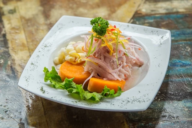 Ceviche, pescado fresco marinado en limón con cebolla y ají