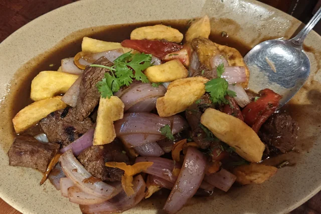 Lomo saltado, carne salteada con verduras y patatas, mezcla de cocina peruana y china