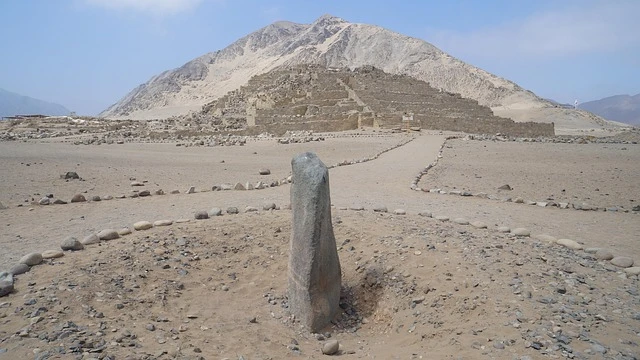 Ruinas de Caral con La Huanca en primer plano