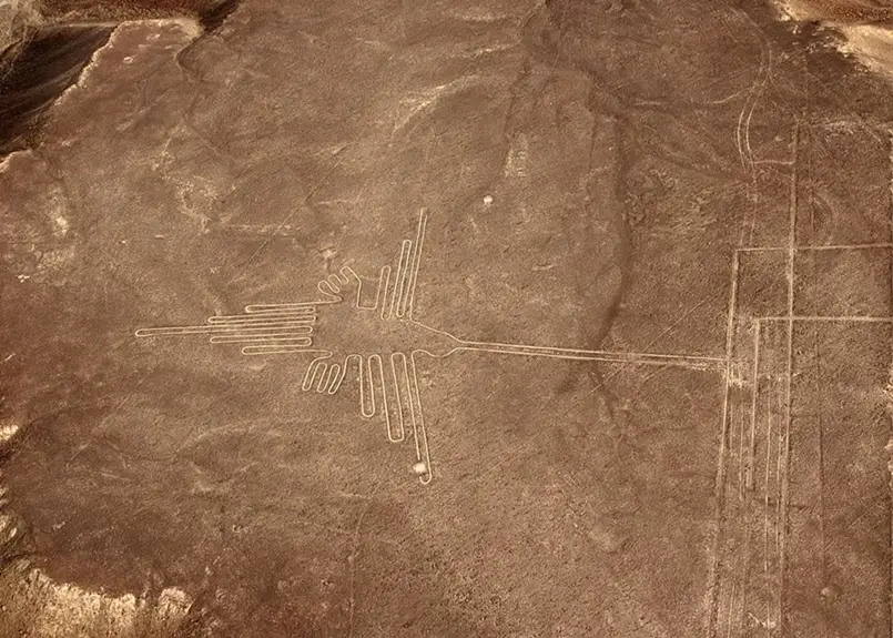 Líneas de Nazca desde el aire con figura del colibrí