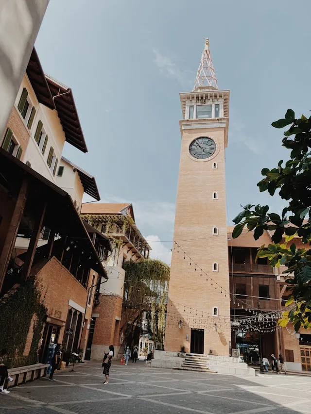 Torre del reloj en Nimmanhaemin