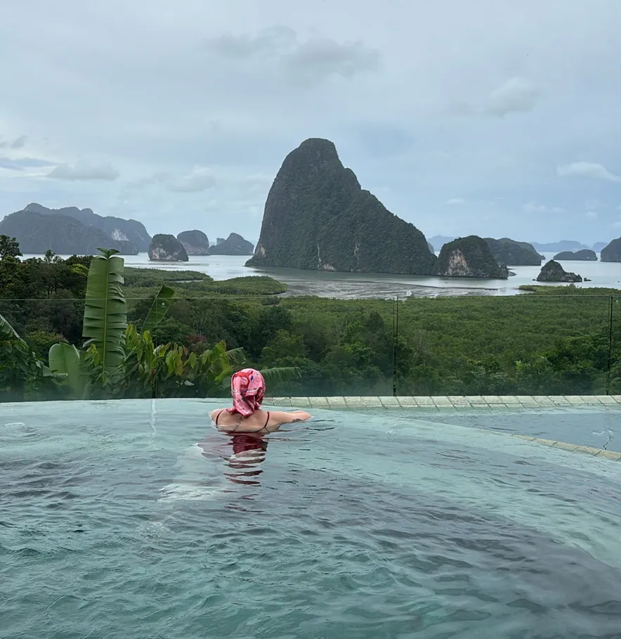 Piscina infinita del hotel Sametnangshe Boutique Phuket