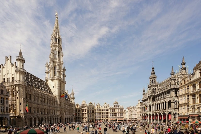 Grand Place de Bruselas iluminada al atardecer