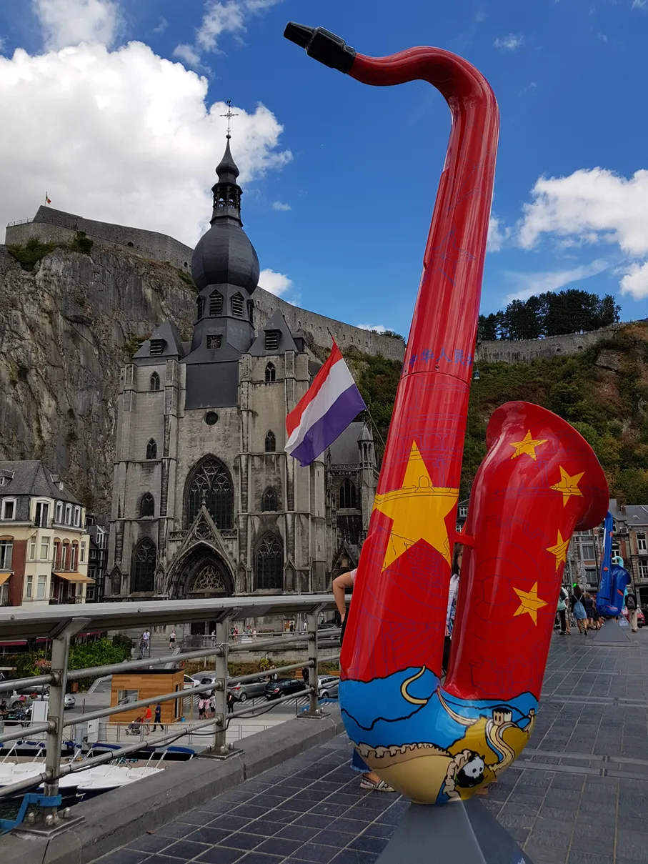 Puente con saxofones en Dinant