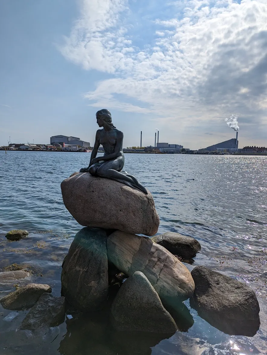 Estatua de La Sirenita en Copenhague