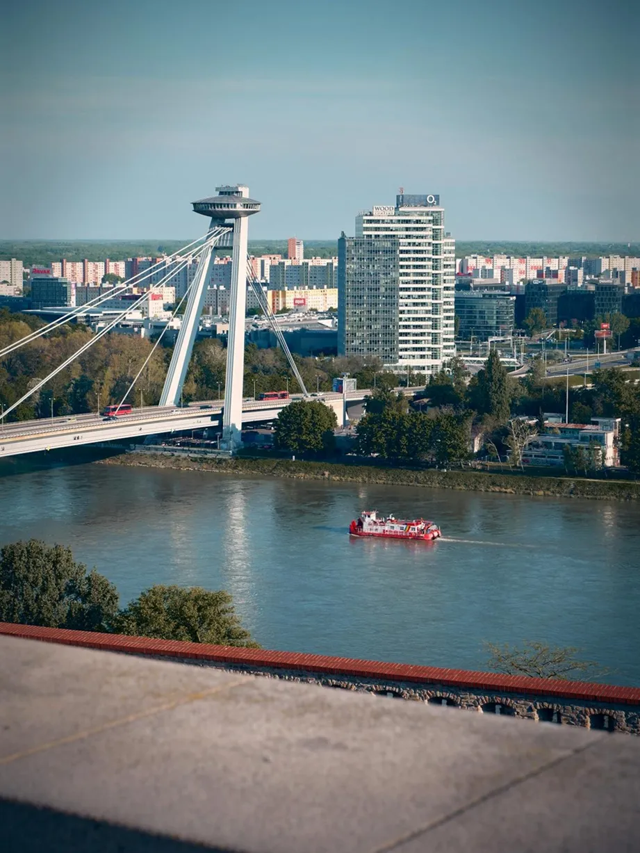 Puente SNP y el OVNI en Bratislava