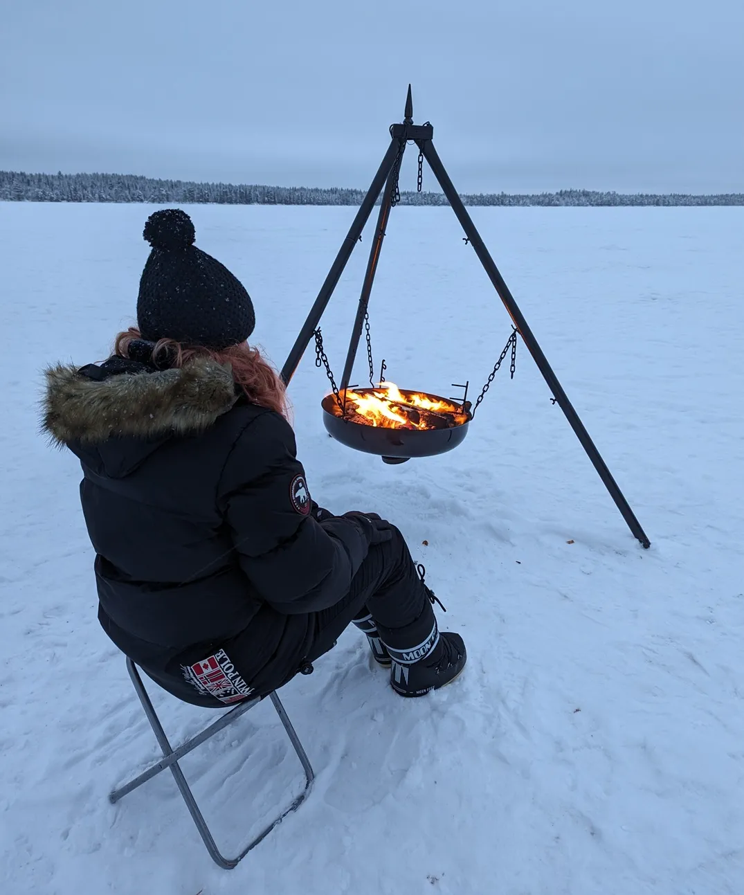 Pesca en hielo sobre lago congelado