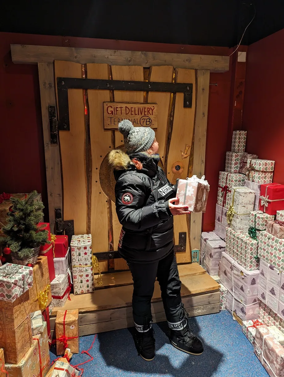 Regalos en puerta de Santa Claus Village