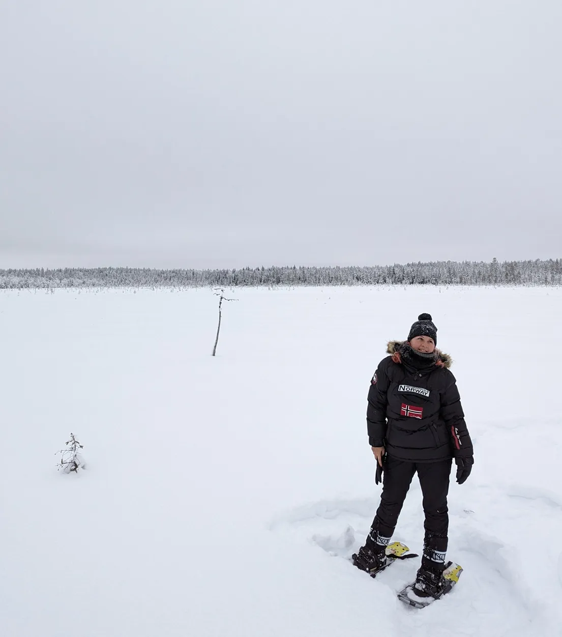 Pesca en hielo tras una ruta con raquetas en Rovaniemi