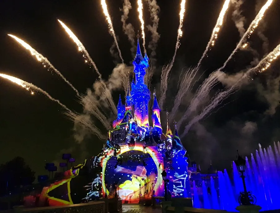 Espectáculo nocturno frente al Castillo de la Bella Durmiente en Disneyland París