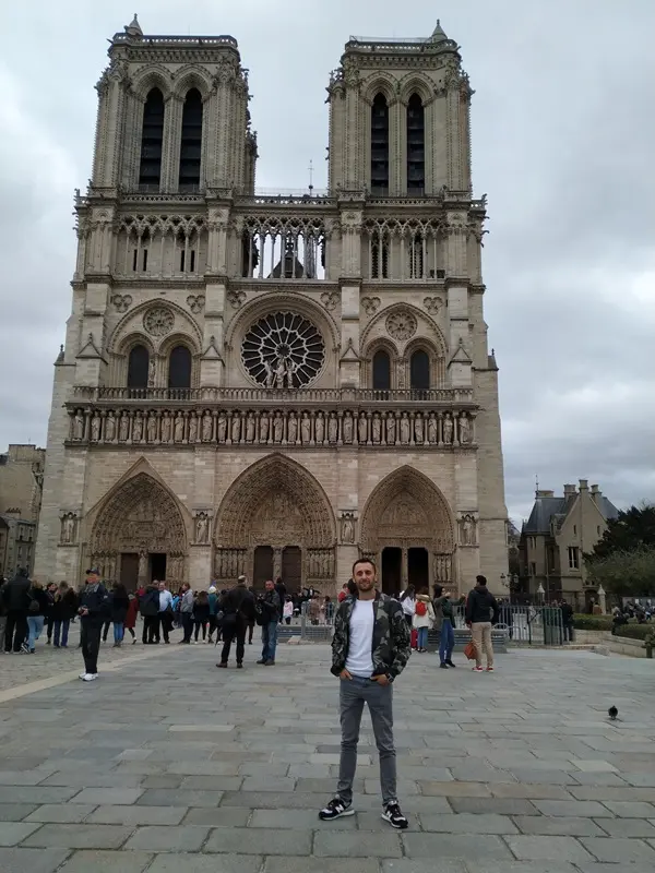 Basílica del Sacré-Cœur y calles del barrio de Montmartre en París