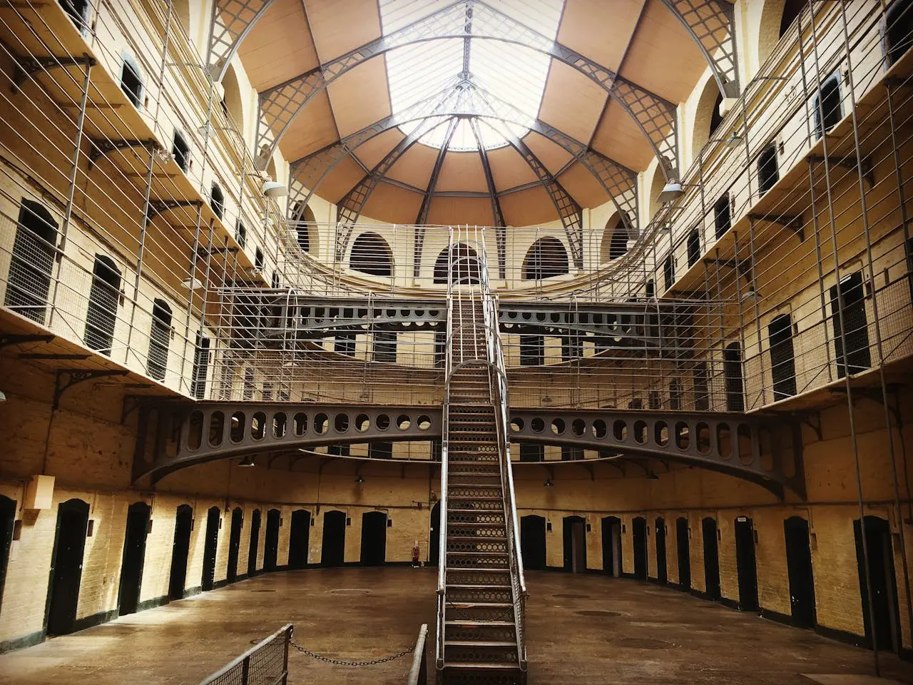 Interior de Kilmainham Gaol en Dublín
