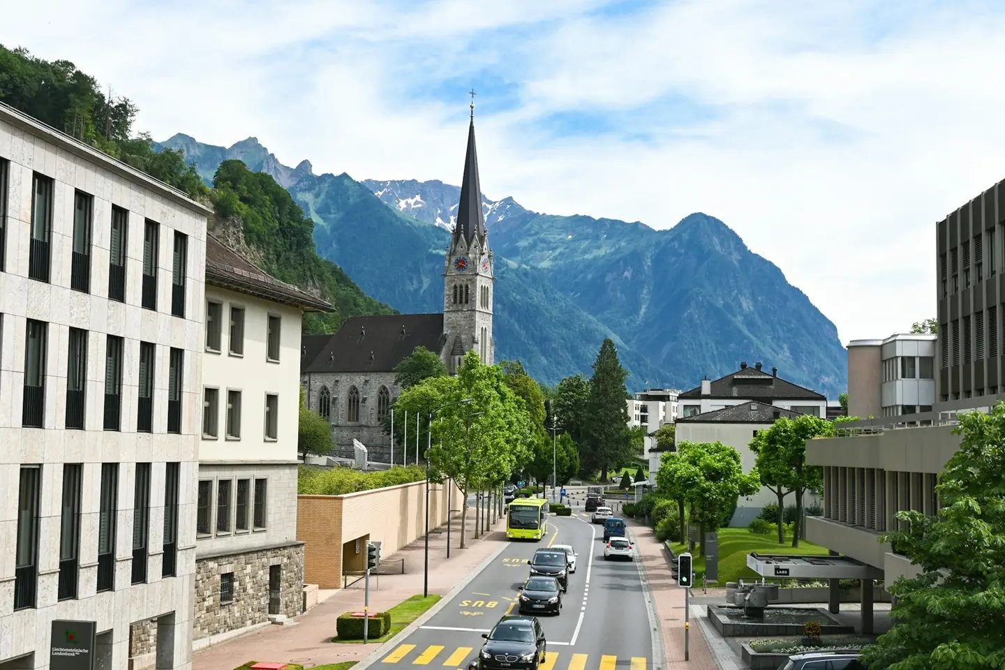 Calle principal de Vaduz con Catedral de San Florin al fondo