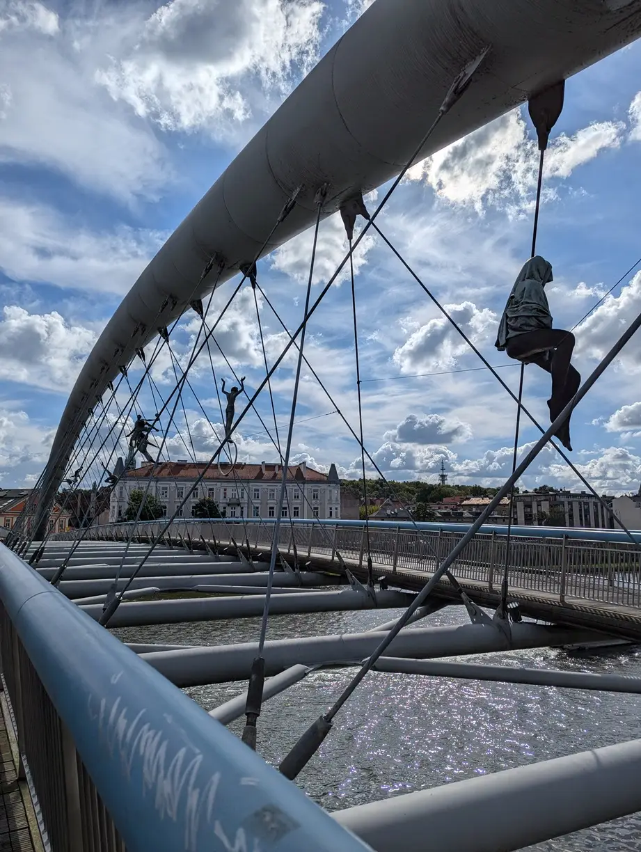Puente con estatuas colgantes en Cracovia
