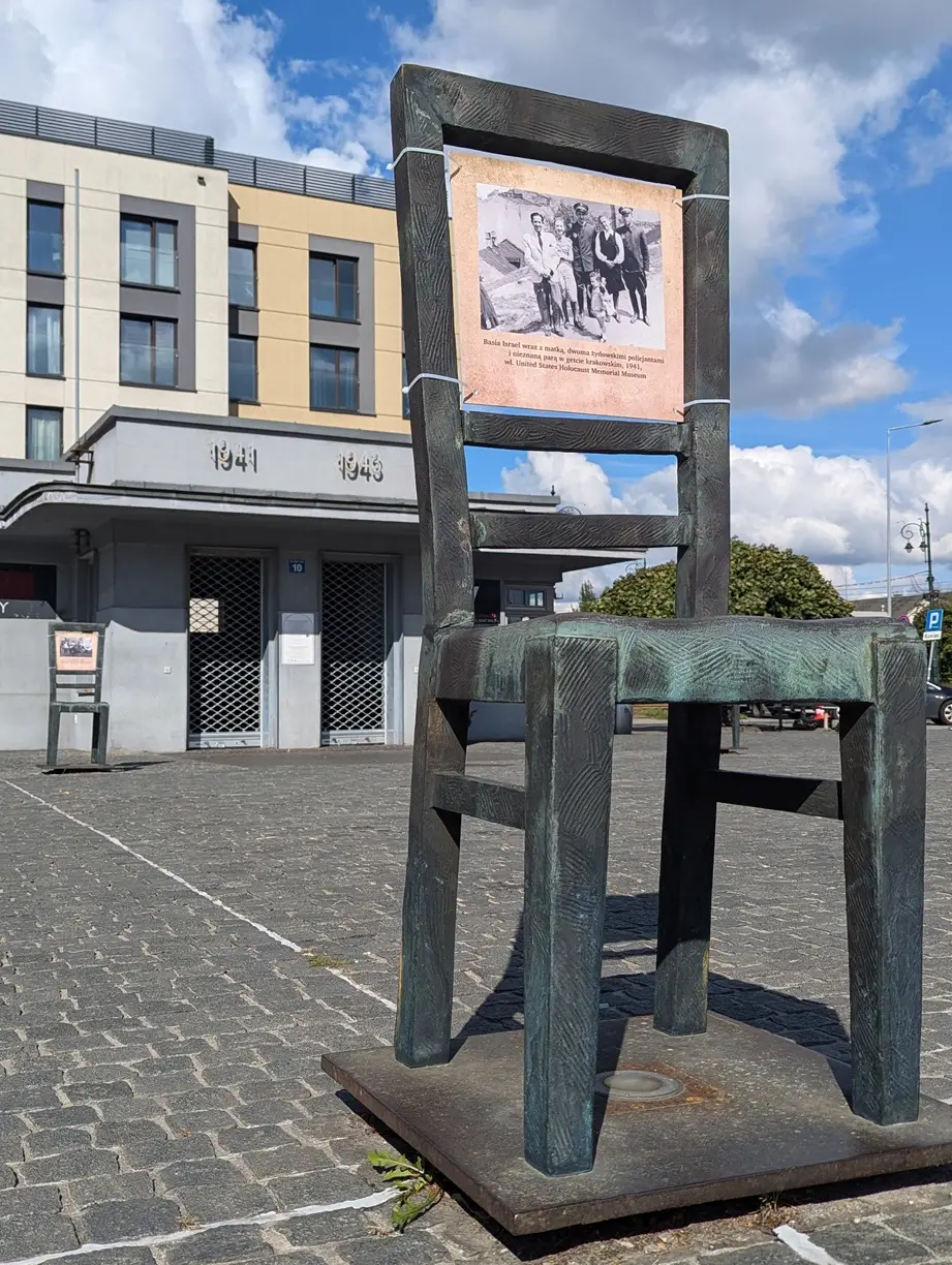 Sillas conmemorativas del Holocausto en Cracovia