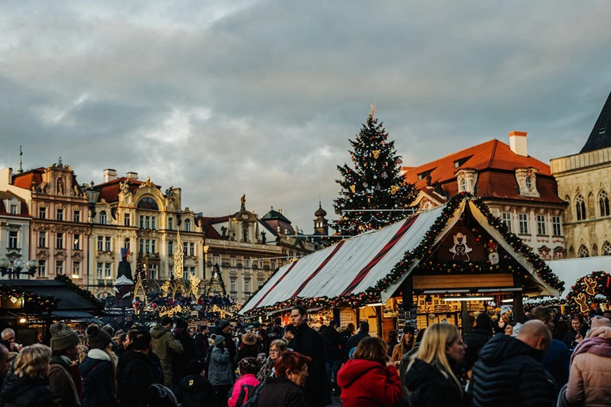 Mercado navideño en la Plaza de la Ciudad Vieja, Praga