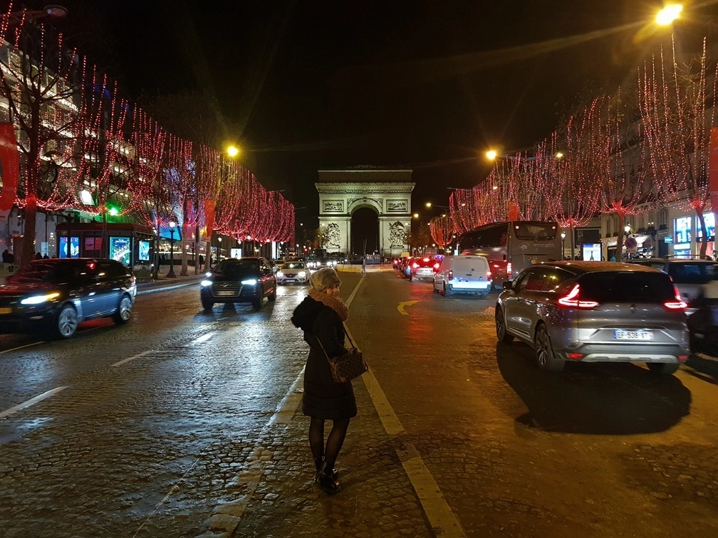 Campos Elíseos iluminados en Navidad, París
