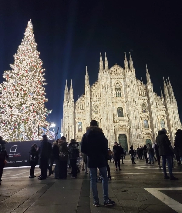 Catedral de Milán (Duomo) y árbol navideño al lado