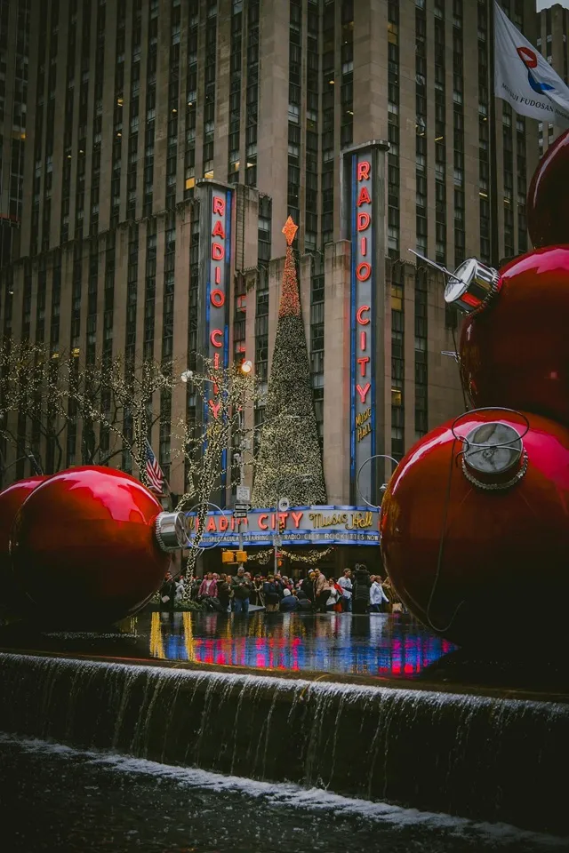 Radio City Music Hall con decoración navideña en Nueva York