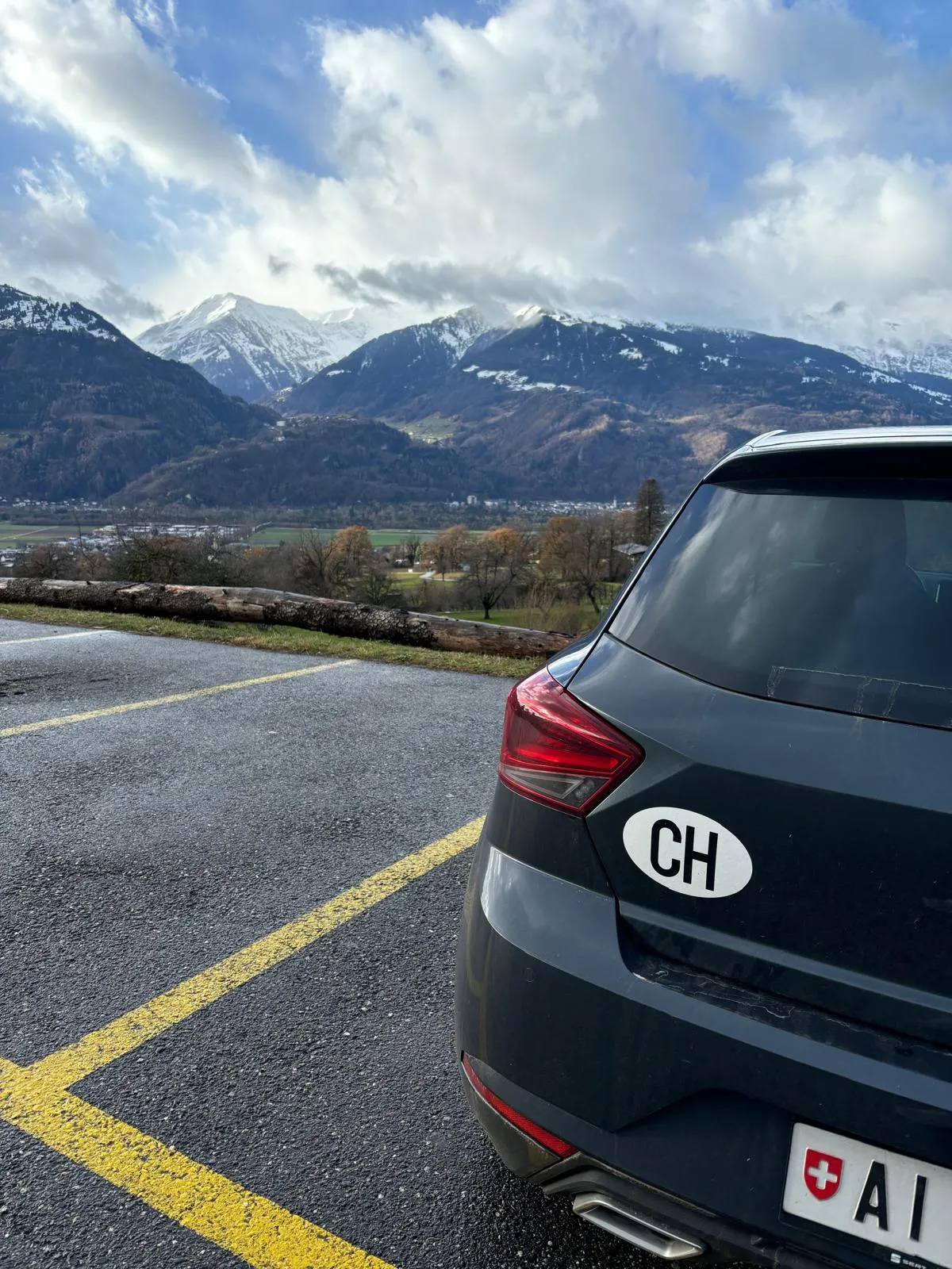 Coche de alquiler con vistas a montañas de Suiza