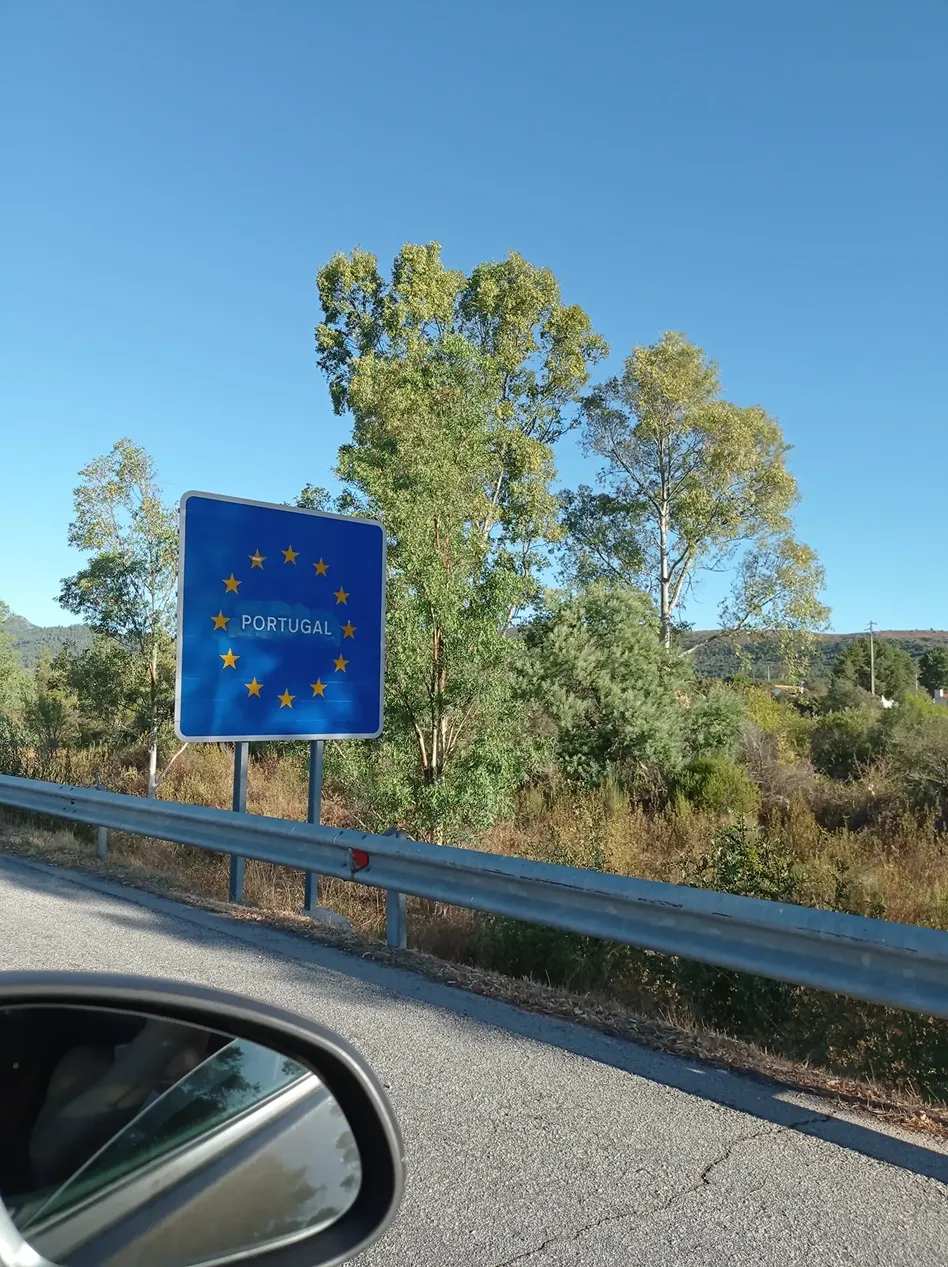Retrovisor de coche con cartel de entrada a Portugal