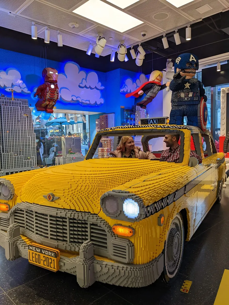 Pasaporte De Dos en un taxi de Lego en Nueva York